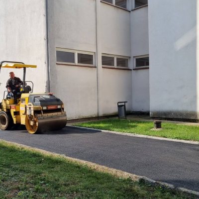 „Романијапутеви“ А.Д. Соколац донирали уградњу асфалта на пјешачке прилазе школи